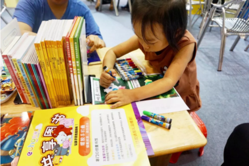 孩子在响象共享图书认真涂鸦