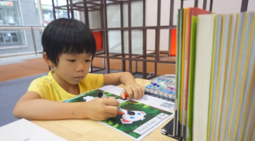 孩子正在涂鸦